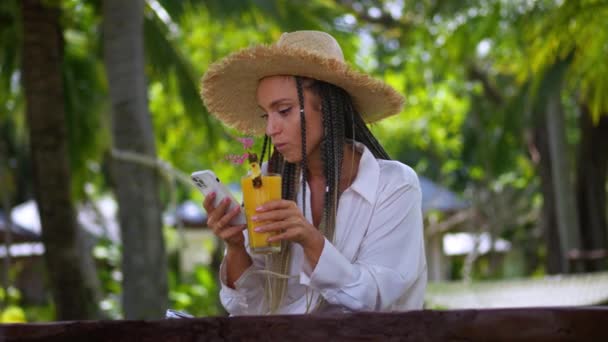 Retrato Mujer Turista Usando Smartphone Beber Bebida Fría Verano Las — Vídeo de stock