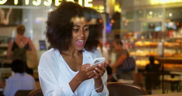 Leende Afroamerikansk Kvinna Som Uttrycker Positivitet Och Förvåning När Hon — Stockvideo
