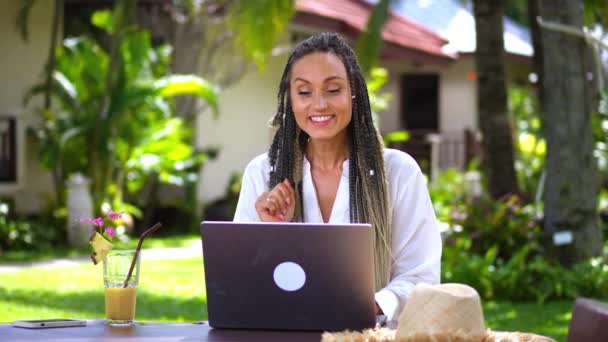 Mulher Sorridente Fala Através Aplicativo Webcam Para Comunicação Vídeo Laptop — Vídeo de Stock