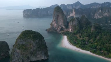 Tayland, Krabi 'nin havadan görünüşü, Railay plajı. Hava aracı, tropikal turkuaz suyun üzerinde güzel uçurumlarla uçuyor. Yaz tatillerinde turistik eğlence, Railay plajı.