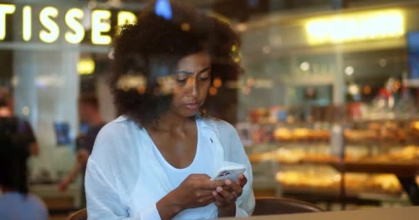 Вид Окон Кафе Подсветкой Африканка Шоке Разговаривая Телефону — стоковое видео