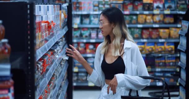 Traurige Asiatische Käuferin Mit Brille Betrachtet Die Hohen Lebensmittelpreise Lebensmittelladen — Stockvideo