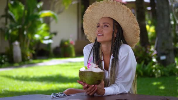 Sorrindo Mulher Relaxada Turista Millennial Chapéu Palha Com Coco Verde — Vídeo de Stock