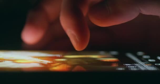 Крупный План Макросъемки Человека Палец Прокрутки Экрана Телефона Социальной Сети — стоковое видео