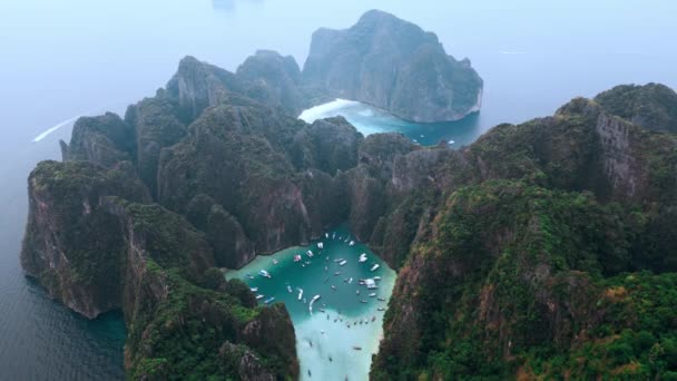 드론으로 상징적 레만은 석회암 절벽으로 둘러싸여 영화에서 아름다운 우림의 바다에 — 비디오