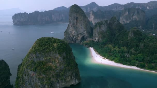 Повітряне Відео Дивовижний Тропічний Екзотичний Пляж Оточений Скелями Джунглях Кінематографічне — стокове відео
