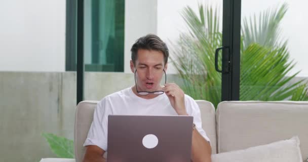 Muž Podívá Monitor Notebooku Raduje Náhlého Vítězství Internetové Loterii Zatímco — Stock video