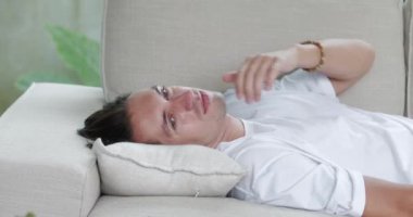 Aşırı yüklenmiş genç adam işten sonra kanepeye yığılmış limon sıkılmış gibi hissederek eve geldi. Parti sonrası anlayışı, çok çalışan yorgun insan günü, enerji eksikliği. Zor gün konsepti.