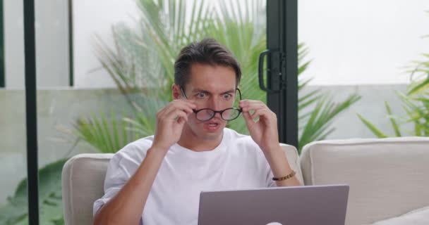 Homem Assustado Tira Óculos Horrorizado Que Viu Monitor Portátil Casa — Vídeo de Stock