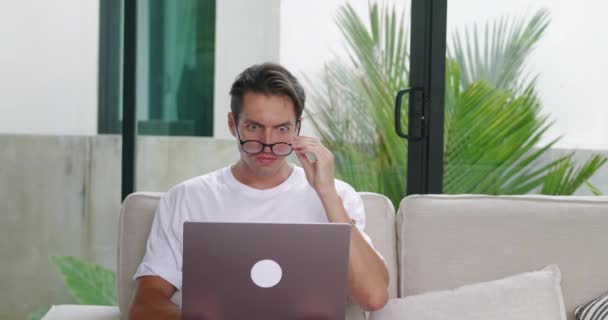 Homem Assustado Algo Terrível Tela Laptop Horror Tira Óculos Cobre — Vídeo de Stock