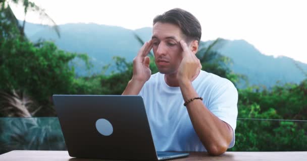 Zmęczony Mężczyzna Masuje Świątynie Pracy Laptopie Zdalnie Siedząc Dachu Pięknym — Wideo stockowe