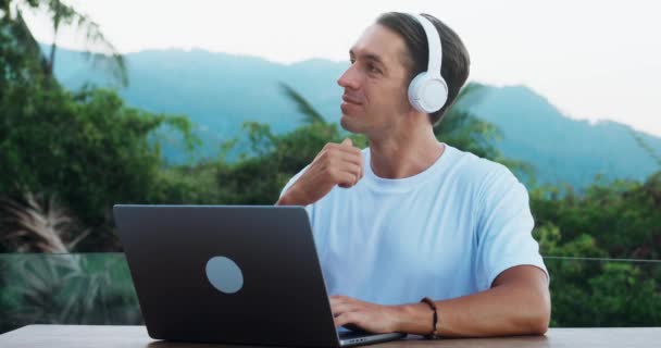 Usmívající Muž Volné Noze Sluchátkách Pracující Notebooku Venku Krajině Tropické — Stock video