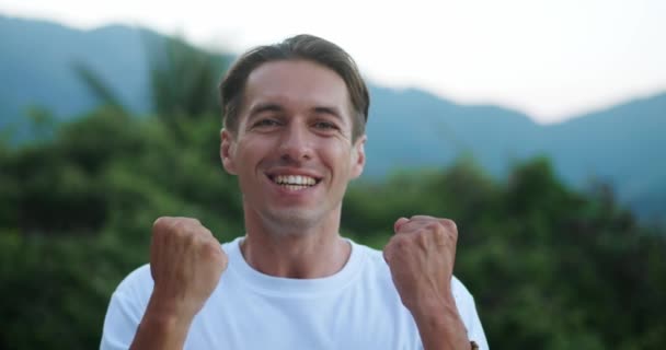 Podekscytowany Człowiek Raduje Się Zwycięstwem Lub Szczęśliwą Wygraną Zaciska Dłonie — Wideo stockowe