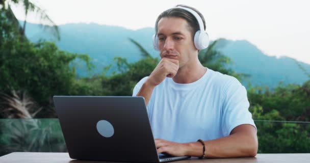 헤드폰을 야외의 지방에서 노트북 컴퓨터를 공부하고 학생은 온라인으로 공부하기 노트북을 — 비디오