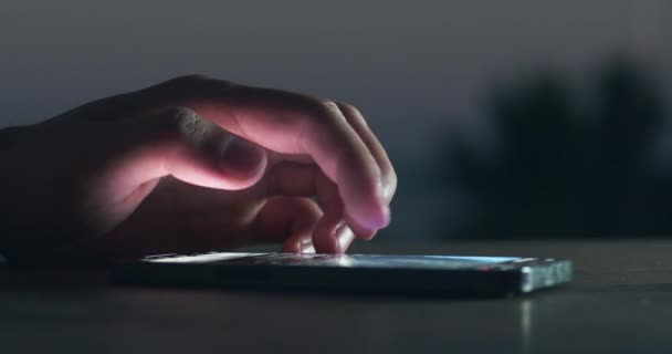 Крупним Планом Руки Чоловіка Прокручують Стрічку Новин Мобільний Телефон Екран — стокове відео