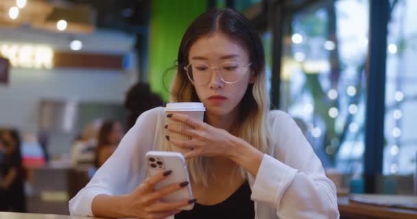 Красивая Молодая Азиатка Пользующаяся Смартфоном Кофейне Печатающая Смс Телефону Стиль — стоковое видео