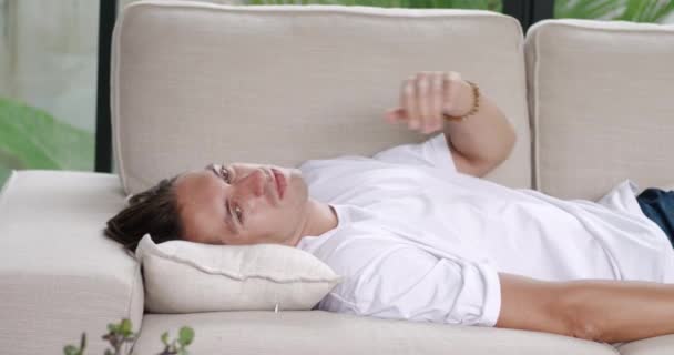 Cansado Homem Milenar Cai Sofá Jovem Exausto Quer Relaxar Sala — Vídeo de Stock