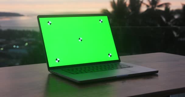 Ένας Υπολογιστής Μια Πράσινη Οθόνη Mockup Ένα Τραπέζι Στην Οροφή — Αρχείο Βίντεο