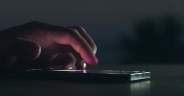 Крупним Планом Чоловіча Рука Прокручує Смартфон Екран Соціальних Мереж Вночі — стокове відео