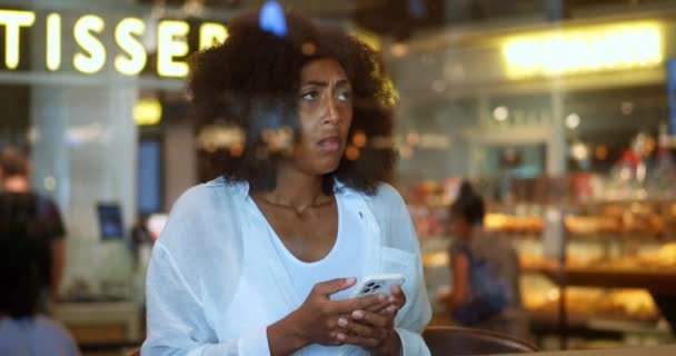 Visa Genom Fönstret Förtvivlade Multietniska Mörkhyade Kvinna Med Mobiltelefon Uttrycker — Stockvideo