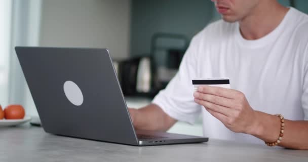 Чоловік Який Тримає Кредитну Картку Руках Платить Покупки Інтернеті Допомогою — стокове відео