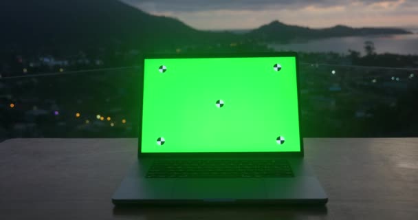 Computer Portatile Tavolo Con Uno Sfondo Verde Mockup Sullo Sfondo — Video Stock