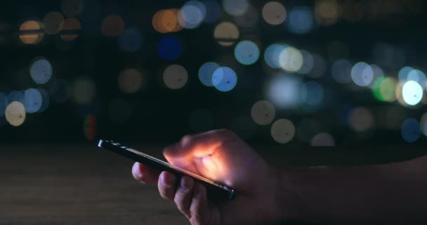 Man Hand Bläddra Sociala Nätverk Telefon Bakgrund Ljus Natten Stad — Stockvideo