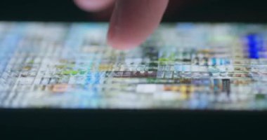 Yakın çekim erkek parmağı cep telefonunun dokunmatik ekranında fotoğraf içeriğini değiştirir, yakınlaştırır ve kaydırır veya gece arama içeriğini belirler, cep telefonu ekranı videoyu aydınlatır, en yüksek makro çekim.