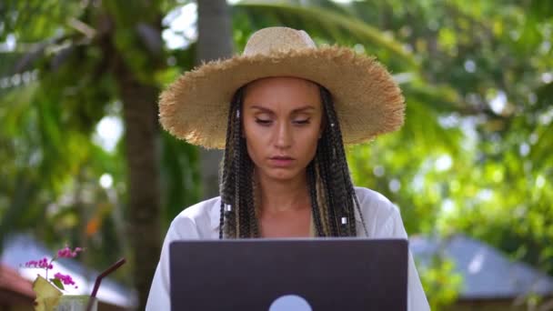 Turista Donna Affari Che Lavora Distanza Computer Portatile Resort Tropicale — Video Stock