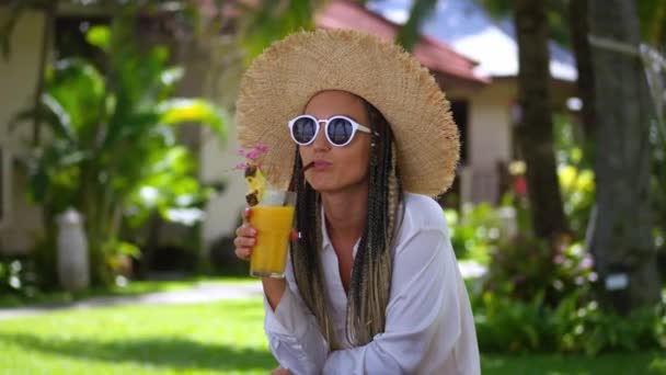 Porträt Frohe Touristin Die Sommerlichen Bananensaft Genießt Und Sich Sommerurlaub — Stockvideo