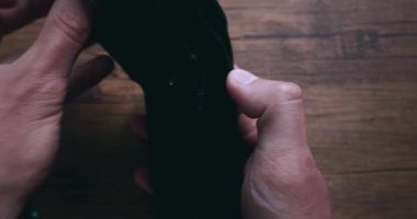 Yakından bir adam parasız boş bir cüzdan açar ve ödeyecek hiçbir şeyi yoktur. Yoksulluk, kriz ve işsizlik. Konsept, cüzdanda para olmaması.