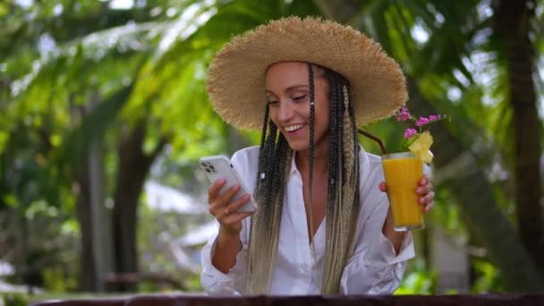 Uśmiechnięta Turystka Używająca Smartfona Pijąca Letni Zimny Napój Podczas Wakacji — Wideo stockowe