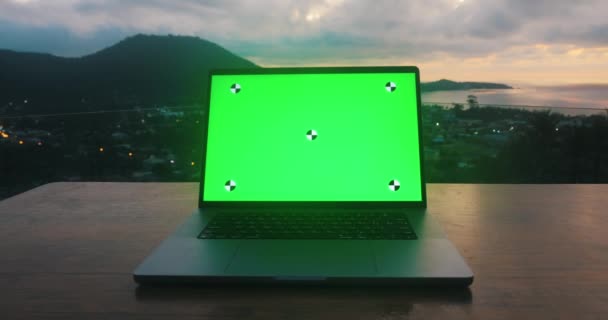 Laptop Ett Bord Med Grön Bakgrund Mockup Mot Bakgrund Berg — Stockvideo