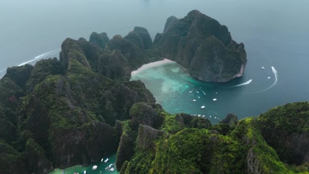 象徴的な熱帯マヤ湾 ピピ島 タイの空中ビュー ピピ島の石灰岩の崖に囲まれたマヤ湾とピレラグーンの熱帯ターコイズブルーの水のシネマティックな空中ビュー — ストック動画