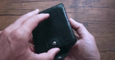 Cüzdanında para kalmamıştı. Beş parasız, cüzdanı boş zavallı adam. Yoksulluk, kriz ve işsizlik.