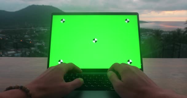 Mężczyzna Freelancer Wpisując Tekst Komputerze Zielonym Ekranem Podczas Siedzenia Dachu — Wideo stockowe