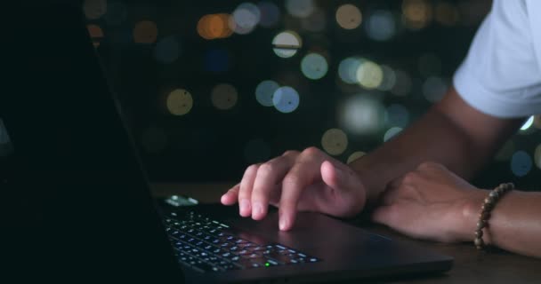 Zbliżenie Męskiej Dłoni Przy Użyciu Podkładki Laptopie Tech Nocy Zbliżenie — Wideo stockowe