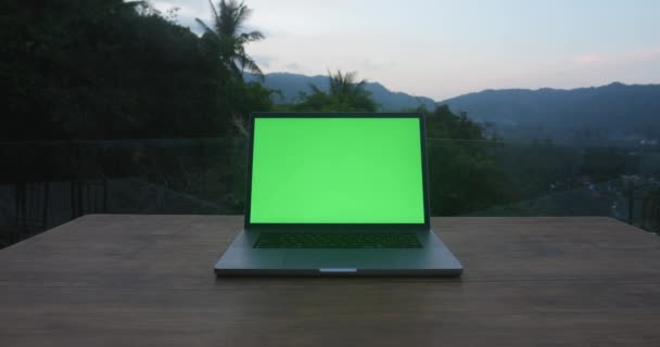Φορητός Υπολογιστής Ένα Τραπέζι Πράσινο Φόντο Εξωτερικούς Χώρους Φόντο Την — Αρχείο Βίντεο