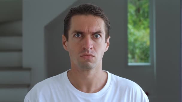 Préoccupé Jeune Homme Perplexe Trentaine Shirt Blanc Regardant Caméra Avec — Video