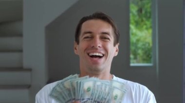 Başarılı bir iş adamının portresi zaferle, yatırımları kazanmakla, dolarları elinde tutmakla sevinir. Elinde para olan adam iş hayatında para kazanmaktan ya da piyangoyu kazanmaktan zevk alır..