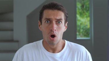 Bin yıllık iş adamının, ev ofisinin arka planındaki korkunç duruma tepki göstermesinden korkarak gözlerini kapamasından ve ağzını kapatmasından korkuyor. Korkmuş bir adamın portresi. 30 'lu yaşlarda..
