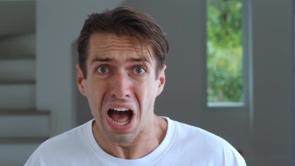 Een Bange Man Schreeuwt Paniek Ziet Iets Vreselijks Portret Van — Stockvideo