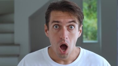 Korkak 30 'lu yaşlarda erkek panik içinde bağırıyor, korkunç bir şey görüyor. Gerçekten korkmuş bin yıllık bir adamın portresi. Korkudan korkan, arka planda duran. Korku ve insan korkusu kavramı