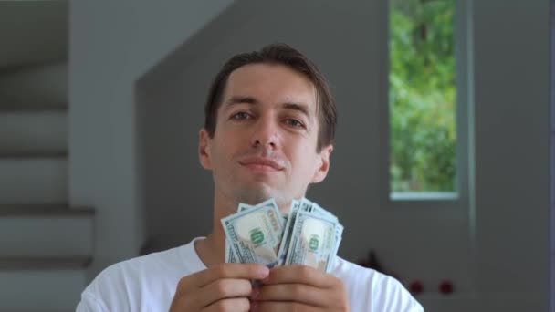 Šťastný Muž Počítající Vyhrané Peníze Hotovostní Dolary Stojící Kanceláři Muž — Stock video