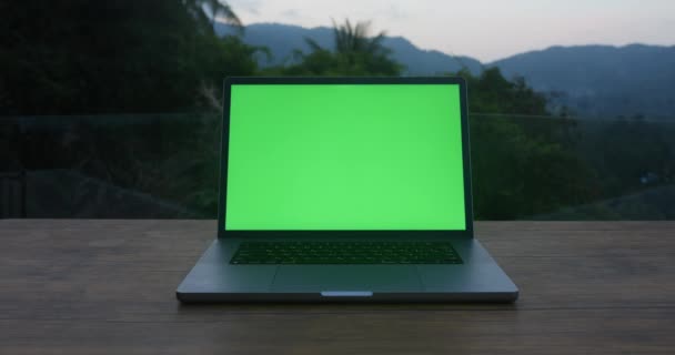 Φορητός Υπολογιστής Ένα Τραπέζι Μια Πράσινη Οθόνη Mockup Εξωτερικούς Χώρους — Αρχείο Βίντεο