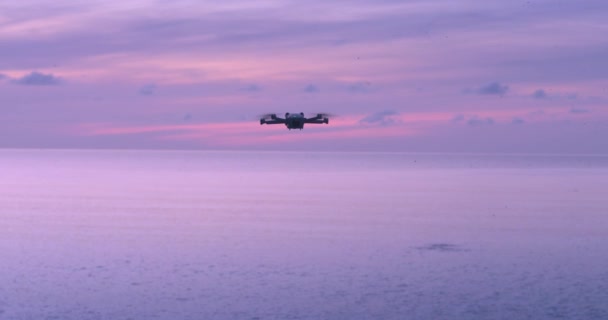Moderno Quadcopter Flotaba Aire Volaba Mar Drone Quadcopter Sobre Fondo — Vídeo de stock