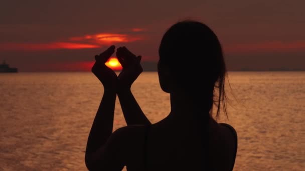 Widok Tyłu Sylwetka Kobieta Zachodzie Słońca Zbliżenie Tworząc Postać Rękami — Wideo stockowe