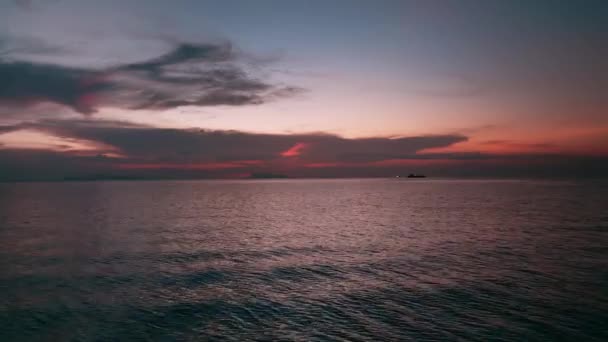 Niesamowity Tropikalny Czerwony Zachód Słońca Nad Wodą Morską Zdjęcia Lotnicze — Wideo stockowe
