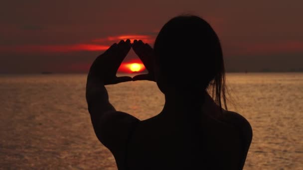 Mão Feminina Fechar Nascer Sol Dourado Manhã Segure Disco Solar — Vídeo de Stock