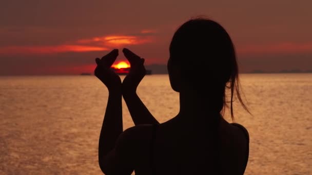 Mano Mujer Cierra Atardecer Dorado Sostiene Disco Solar Dentro Las — Vídeos de Stock